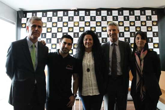 cinco personas posando para cámara vestidas con traje y americana